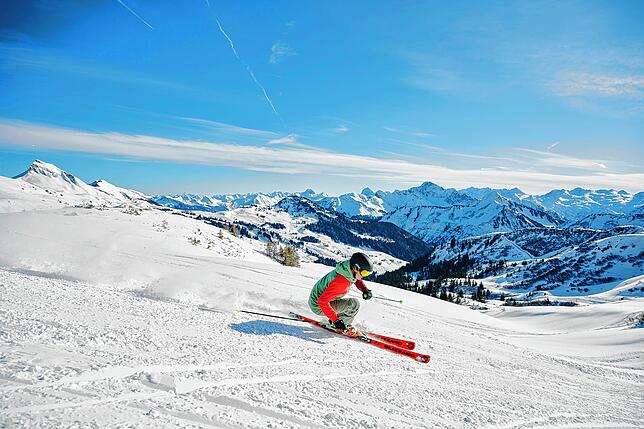 Unten der Bregenzerwald, oben eine Skischaukel mit insgesamt 13 Bergbahnen und Skiliften.