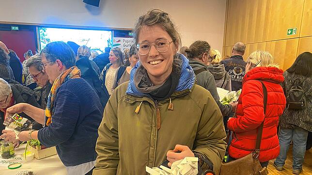 Sophia Kopp aus Deggenhausertal ist bei der Saatgutbörse in Neufrach auf der Suche nach kleinen Bohnensorten und ...