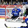 Der einzige Schwenninger in Normalform beim 1:2 gegen Straubing: Torhüter Joacim Eriksson (links), der hier einen Schuss von Danjo ...