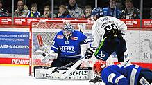 Der einzige Schwenninger in Normalform beim 1:2 gegen Straubing: Torhüter Joacim Eriksson (links), der hier einen Schuss von Danjo ...