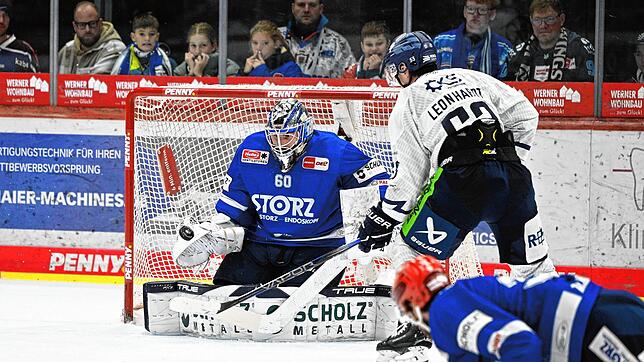 Der einzige Schwenninger in Normalform beim 1:2 gegen Straubing: Torhüter Joacim Eriksson (links), der hier einen Schuss von Danjo ...