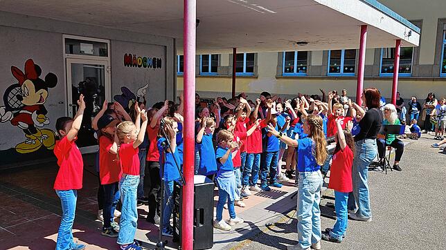 Mehr als 50 Sängerinnen und Sänger des Bambini- und Talschulchors berührten beim Konzert am Samstag die Herzen der Zuhörer auf dem ...