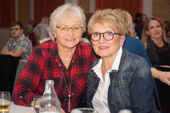 Die Dorfrocker-Fangemeinde geht über Generationen, begeistert sind auch die beiden Löffingerinnen Edith Beirer und Christel Vogt.
