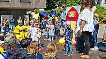 Bei der Feier der Zertifizierung als Naturpark-Kindergarten, die kurz vor den Sommerferien stattfand, zeigen Kinder und Erzieher des ...