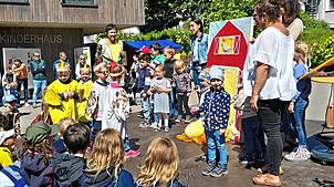 Bei der Feier der Zertifizierung als Naturpark-Kindergarten, die kurz vor den Sommerferien stattfand, zeigen Kinder und Erzieher des ...