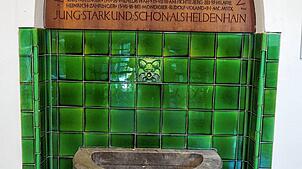 Links Heldenverehrung im Dritten Reich mit dem Satz „Blüh‘ Deutschland überm Grabe mein, jung, stark und schön als Heldenhain“. In der ...