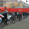 Bis der Zug kommt, reihen sich an den beiden Petershauser Bahnübergängen Fahrrad- und Autofahrer in langen Reihen aneinander. Bild: ...