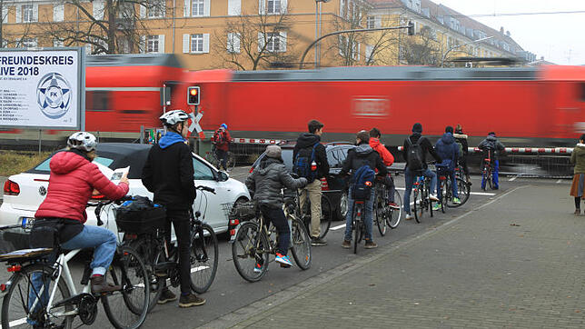Bis der Zug kommt, reihen sich an den beiden Petershauser Bahnübergängen Fahrrad- und Autofahrer in langen Reihen aneinander. Bild: ...