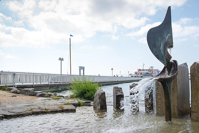 Der Wasserstand ist hoch, hat jedoch keine bedrohliche Höhe angenommen. Unter dem Landesteg ist noch ausreichend Luft vorhanden.