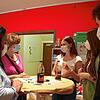 Die Singener Gemeinderätin Karin Leyhe-Schröpfer (Grüne) und Bürgermeisterin Ute Seifried (von links) hören beim Delegiertentreffen im ...