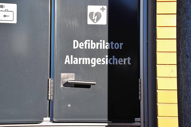 Der Defibrilator am Multifunktionsgebäude beim Zollhaus in Ludwigshafen.