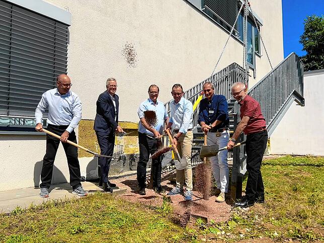 Sie machen den Anfang mit Spaten, bald graben hier die Bagger: Bauleiter Christian Keck, Klinik-Geschäftsführer Matthias Geiser, ...