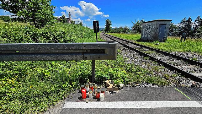 Kerzen erinnern an den Mann, der am Bahnübergang II nördlich des Schlosses Maurach mit seinem Transporter tödlich verunglückt war.