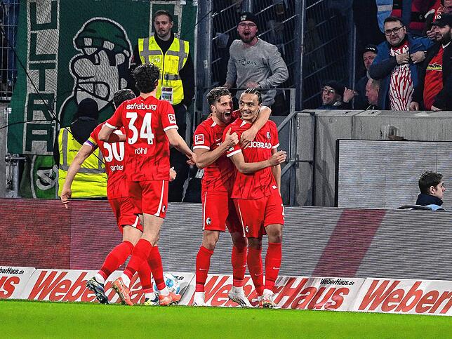 Freiburgs Christian Günter, Freiburgs Merlin Röhl, Freiburgs Lucas Höler und Freiburgs Torschütze Kiliann Sildillia (l-r) jubeln nach ...