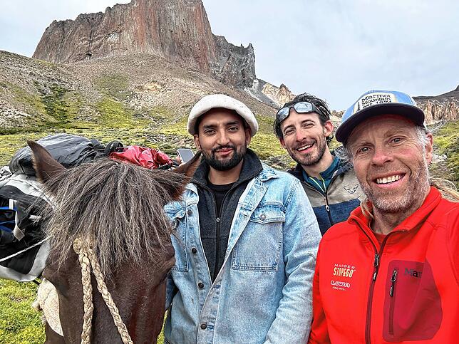 Mit Hilfe des Gauchos Alfredo Donoso (links) und seiner Pferde wurde die Ausrüstung des spanischen Kletterpartners Marc Bordas-Garcia ...
