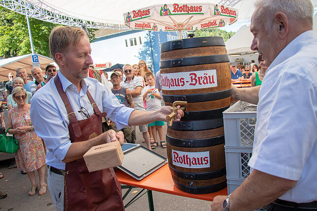 Mit neun Schlägen eröffnete OB Philipp Frank den 604. Schwyzertag 2019.