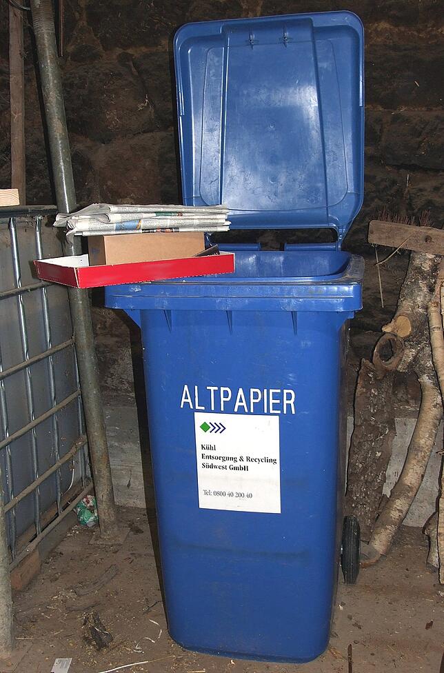 Konkurrenz: Die Blaue Tonne, die der Landkreis seinen Bürgern zur Verfügung stellt, hat die Altpapier-Sammelmenge der Vereine verringert.