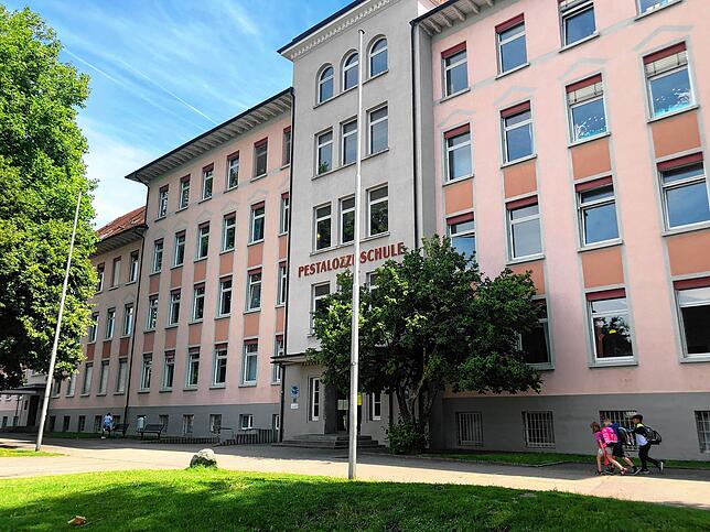 An der Pestalozzischule sorgte ein Ansteckungsfall für Verunsicherung bei den Eltern. Die Schule war am Montag geöffnet, aber viele ...