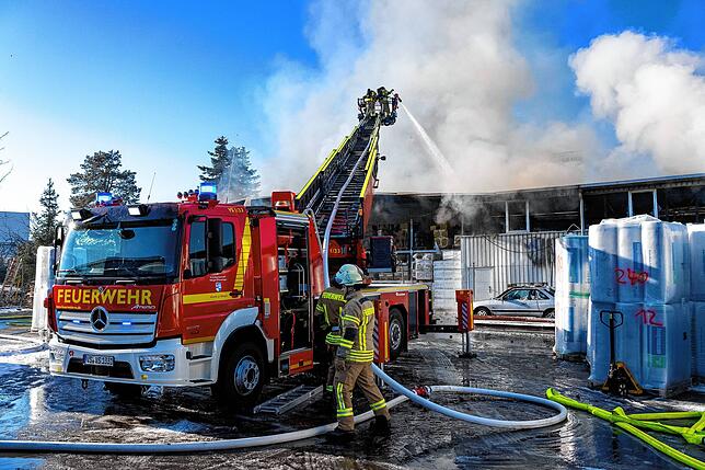 Die Feuerwehr kann das Übergreifen der Flammen auf weitere Gebäude verhindern.