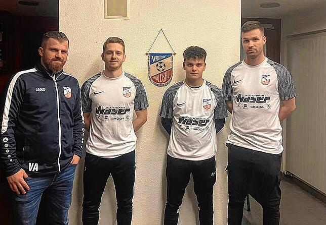 Seit dem Winter dabei: Gabriel Nolte (2.v.r.) wurde von Sportchef Vesel Alidemaj (links) gemeinsam mit Shaban Limani (2.v.l.) und Marko ...