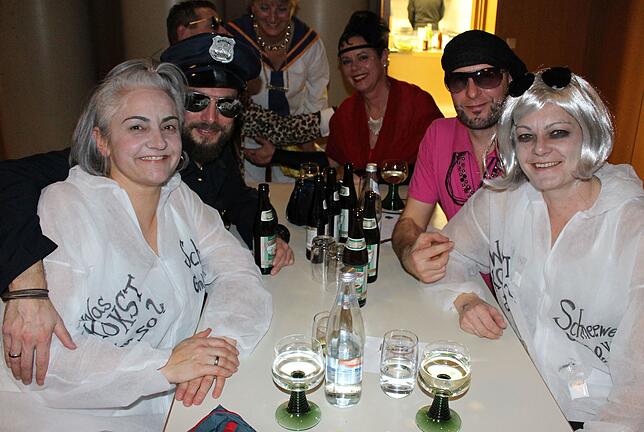 Bild 11: So bunt feierten die Zuschauer beim Zunftball der Pfullendorfer Stegstrecker