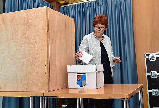 CDU-Kreisrätin Katharina Hirt gibt ihre Stimme ab.