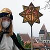Franziska Berger ist hier als Melchior und mit Mund-Nasen-Maske vor dem Münsterturm zu sehen. Wegen des Infektionsrisikos kommen die ...