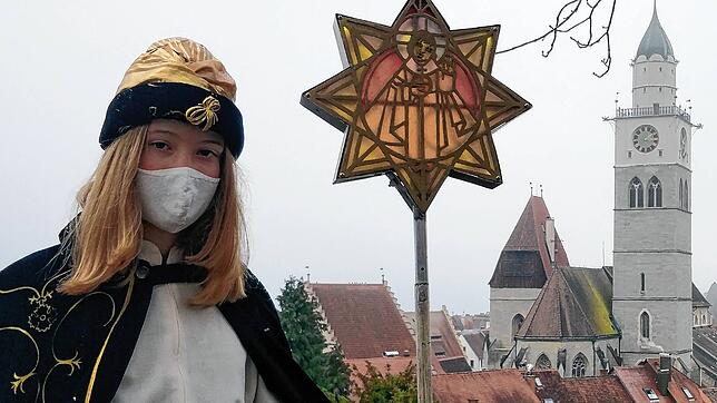 Franziska Berger ist hier als Melchior und mit Mund-Nasen-Maske vor dem Münsterturm zu sehen. Wegen des Infektionsrisikos kommen die ...