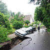 Oberhalb der Trotte ist die Straße aufgebrochen. Die geparkten Autos rutschten in den Grund.