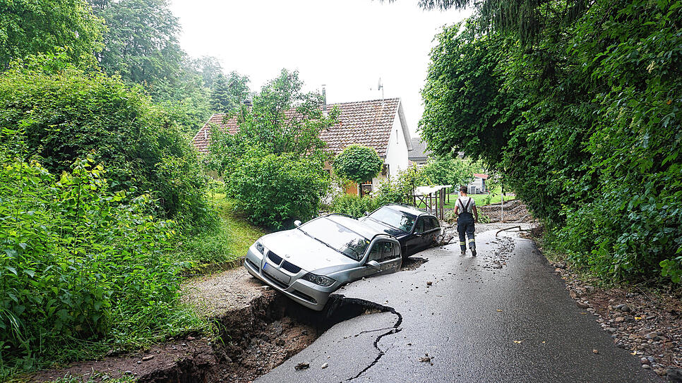 Oberhalb der Trotte ist die Straße aufgebrochen. Die geparkten Autos rutschten in den Grund.