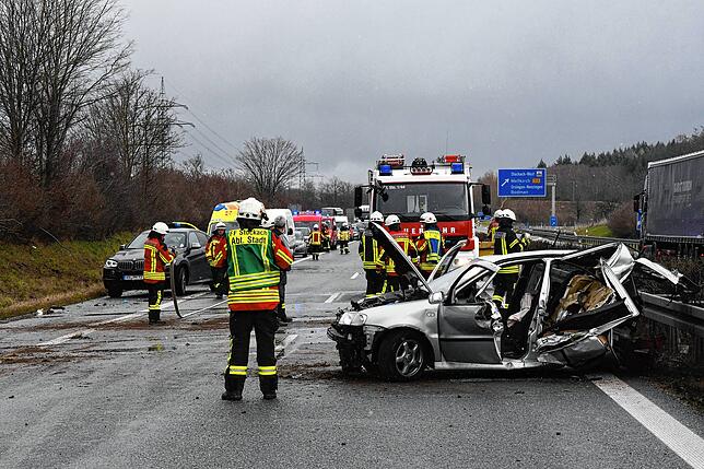 Tödlicher Unfall auf der Autobahn 98 bei Stockach. Eine Frau wurde bei dem Zusammenstoß aus dem Auto geschleudert und erlitt tödliche ...