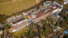 Das Singener Krankenhaus von oben: Wenn es nach den Gutachtern von Lohfert und Lohfert geht, wird der Bau aufgegeben und das Krankenhaus ...