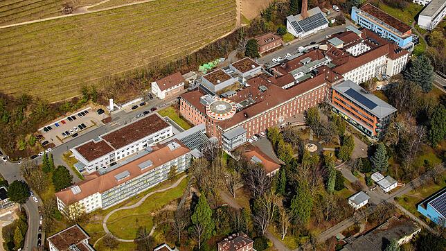 Das Singener Krankenhaus von oben: Wenn es nach den Gutachtern von Lohfert und Lohfert geht, wird der Bau aufgegeben und das Krankenhaus ...