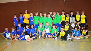 In der Mitte freuen sich die Spieler der Hohenlupfenschule Stühlingen über ihren Sieg, rechts die etwas enttäuschten Spieler der ...