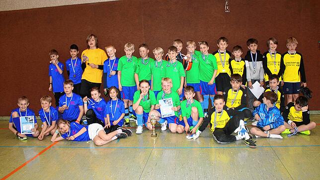 In der Mitte freuen sich die Spieler der Hohenlupfenschule Stühlingen über ihren Sieg, rechts die etwas enttäuschten Spieler der ...