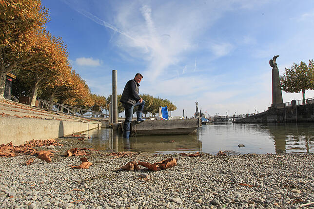 Bild 3: Durch den See auf die Mainau laufen? Theoretisch ist das jetzt möglich. Wir zeigen die Folgen des aktuellen Niedrigwassers in Konstanz
