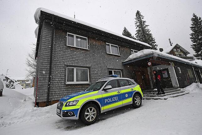 Bild 3: Wenn Polizisten Schlitten fahren: Auf dem Feldberg steht die höchste Polizeiwache Deutschlands. So sieht der Polizeialltag auf der Skipiste aus