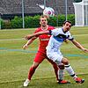 Aasen Kapitän Manuel Hall und der Tennenbronner Stefan Schanz (weißes Trikot) visieren den Ball. Der FV Tennenbronn und der SV Aasen ...