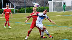 Aasen Kapitän Manuel Hall und der Tennenbronner Stefan Schanz (weißes Trikot) visieren den Ball. Der FV Tennenbronn und der SV Aasen ...