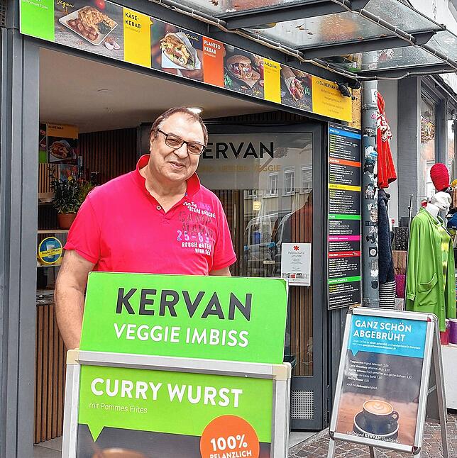 Musa Cebe vor seinem Kervan Veggie Imbiss in der Wessenbergstraße. Seit 2021 verkauft er ausschließlich vegane und vegetarische Speisen ...