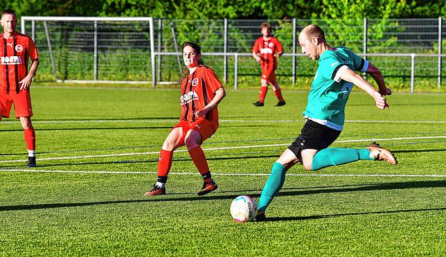 Bild 11: Mira Franzen spielt Fußball bei den Männern des FC 08 Bad Säckingen II – wir haben Fotos!