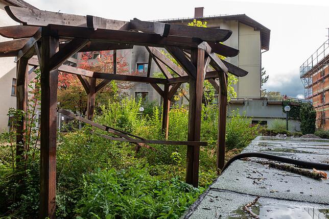 Ausgedient hat der Pavillon aus der früheren Grünanlage. Auch der Altbau im Hintergrund wird vollständig abgerissen.