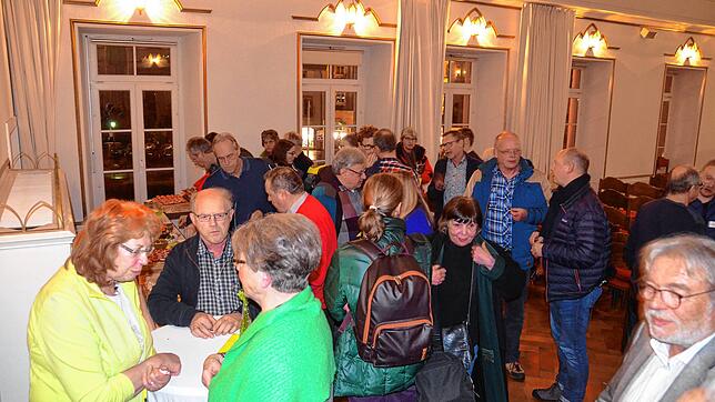 Nach der Präsentation kamen die Bürger im Kursaal ins Gespräch.
