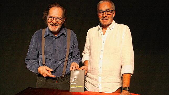 Martin Willi, rechts, mit Lektor Manu Gehriger und dem neuen Krimi &bdquo;Skelett des Grauens&ldquo;.