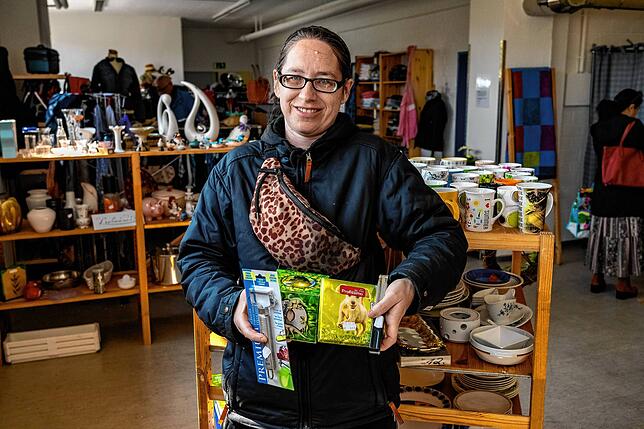Angela Primoto schätzt das Angebot und die erschwinglichen Preise im Laden und sucht im Secondhand-Laden gezielt nach verschiedenen ...