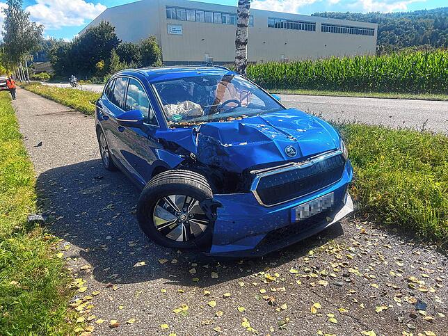Auf gerader Strecke kracht ein Auto bei Bad Zurzach in einen Leitpfosten, ein Laterne, schließlich gegen einen Baum.