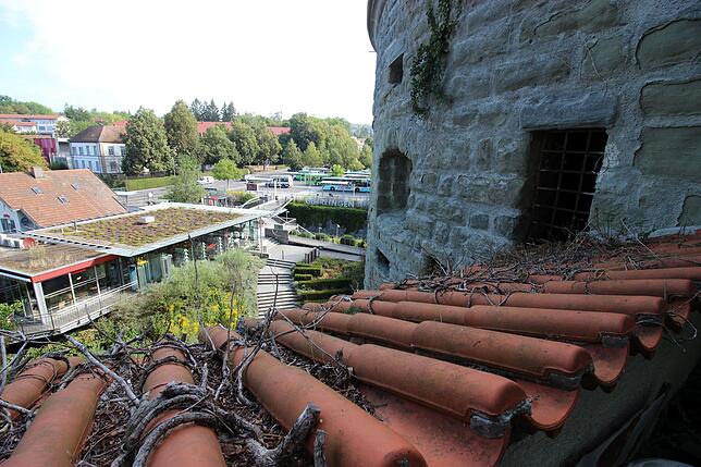 Blick über die alte Stadtmauer auf den Bahnhof.