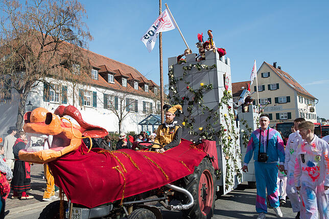 Auf der Burg fuhren Prinzenpaar, Ritter und Burgfräulein durchs Dorf – und das sogar mit Drachenantrieb. Die "Arlos" lieferten damit ...