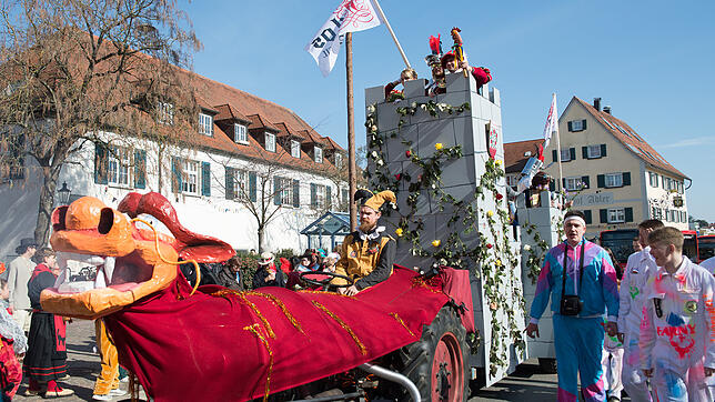 Auf der Burg fuhren Prinzenpaar, Ritter und Burgfräulein durchs Dorf – und das sogar mit Drachenantrieb. Die "Arlos" lieferten damit ...