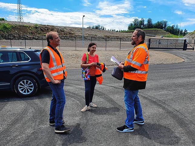 Projektleiter Udo Gütle und Silvia Kuhn von der Autobahn GmbH im Gespräch mit SÜDKURIER-Redakteur Justus Obermeyer (von links).